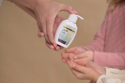 GYNELLA Girl Intimate Wash intímny umývací gél pre dievčatá 100 ml – Obrázok 2