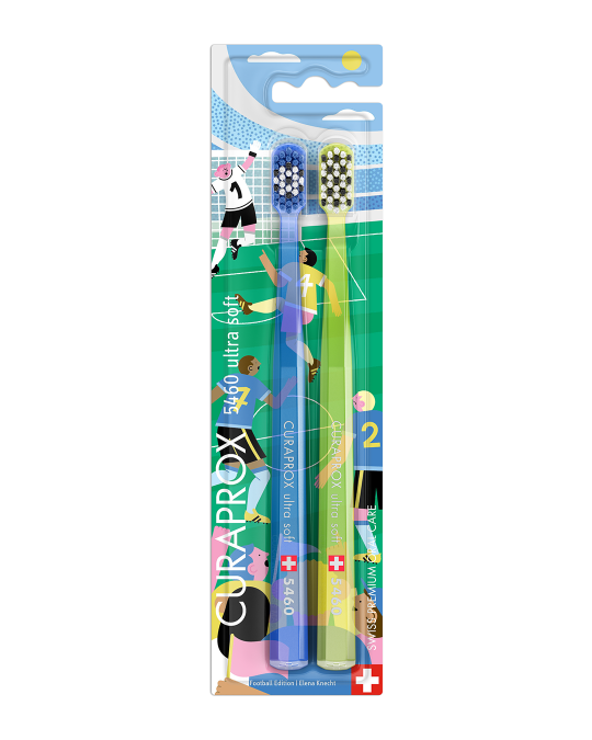 cs-5460-futbalova-edicia CURAPROX CS 5460 ultrasoft Futbalová edícia zubná kefka 2 ks – Obrázok 1