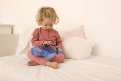 Cloud b® Tranquil Turtle™ Nočné svetielko s melódiou Korytnačka, fialová – Obrázok 4